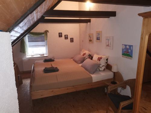 Schlafzimmer 1.OG mit Kinderbett